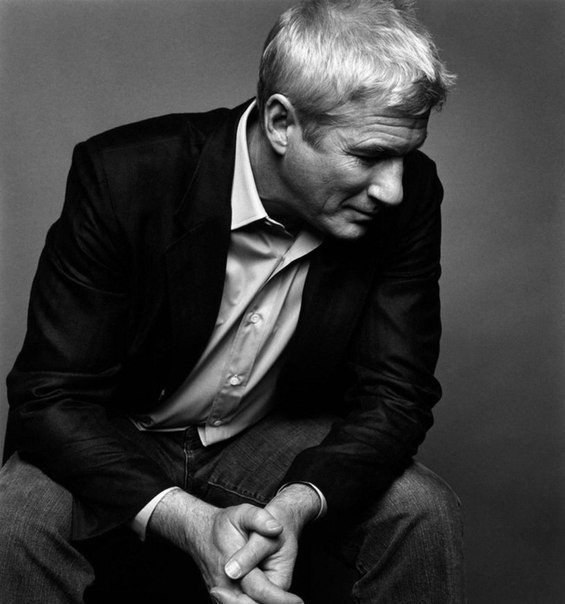 Вряд ли человек, который на редкость мало говорит, может быть настолько прост, насколько это кажется окружающим. Кое-чего набираешься, пока молчишь, потому что, когда молчишь, много думаешь.