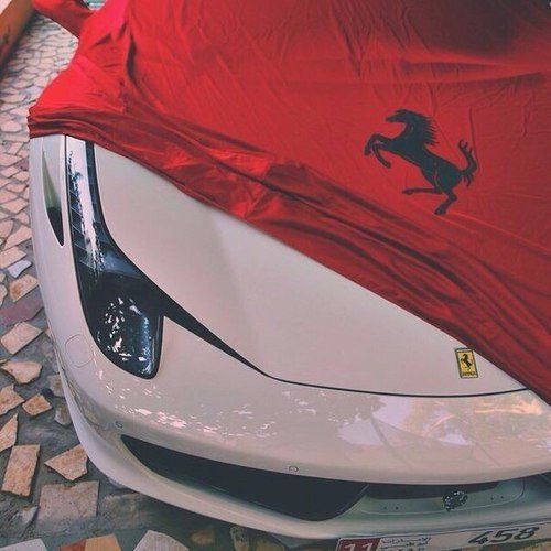 Нужно вести себя так, будто мир — это огромный сверкающий подарок, который ты разворачиваешь каждое утро.