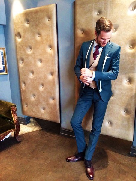 Единственный, кто поступал разумно, был мой портной. Он снимал с меня мерку заново каждый раз, когда видел меня, в то время как все остальные подходили ко мне со старыми мерками, ожидая, что я им буду соответствовать.