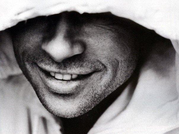 Молчание и улыбка – это два мощных оружия. Улыбка является способом решения многих проблем, молчание же помогает их избежать.