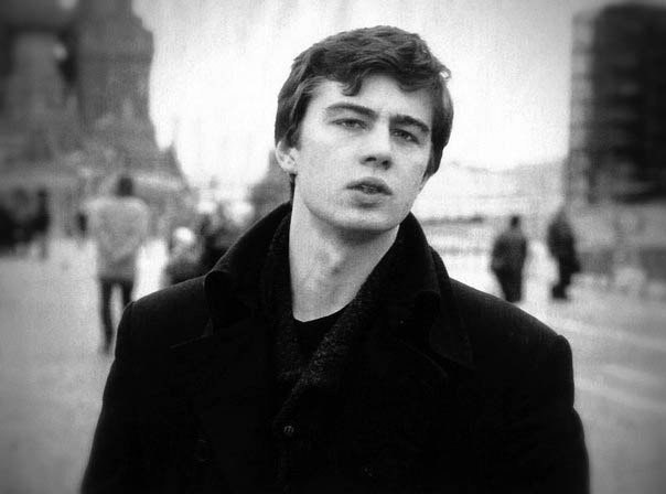 Ты становишься на углу оживлённой улицы и представляешь, что тебя здесь нет. Вернее, тебя нет вообще. Пешеходы идут, сигналят машины, открываются двери магазинов, сменяются пассажиры на остановке. То есть в принципе мир продолжает жить и без тебя. Понимать это больно. Но важно.