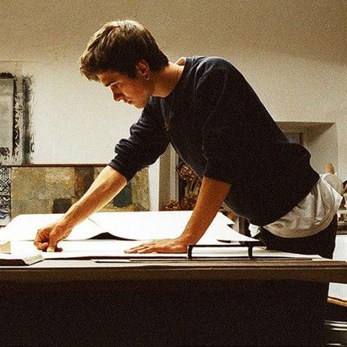 Человек, следующий за толпой, обычно дальше толпы и не продвигается.