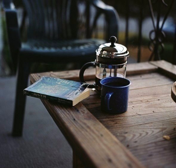 Мы в этот мир вторично не придем, своих друзей вторично не найдем. Держись за миг. Ведь он не повторится, как ты и сам не повторишься в нем. 