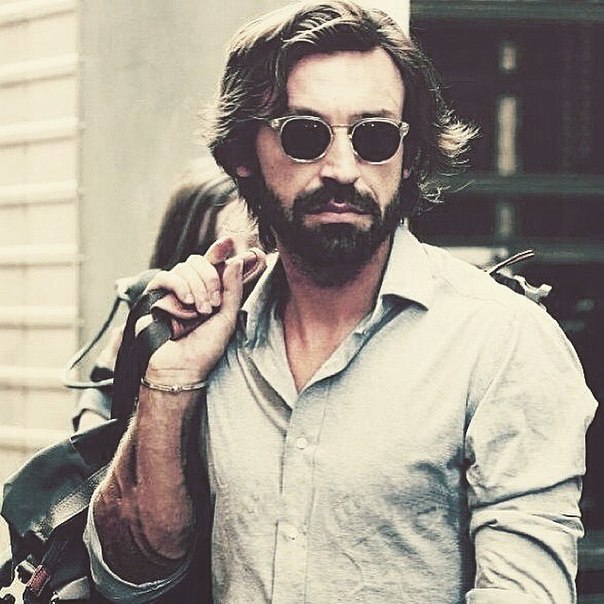 Молодые люди должны вкладывать, а не откладывать. Им следует вкладывать заработанные деньги в себя же, чтобы повышать свою ценность и полезность.