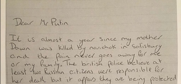«Дорогой мистер Путин. Прошел почти год с тех пор, как моя мать Дон была убита „Новичком“ в Солсбери, и мы вместе с семьей по-прежнему чувствуем боль из-за этого». Посольство России опубликовало фотографию письма Владимиру Путину, которое написал сын британки, умершей от отравления «Новичком»