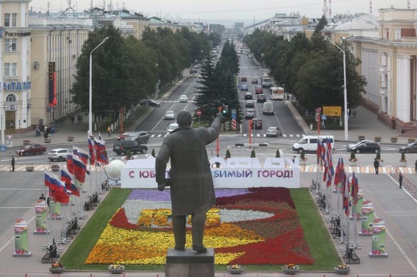 «22 апреля — 149 лет со дня рождения Ленина, не за горами и юбилей, но Ленина нет с нами. Ленин исчез. Ленин покинул здание. Его нет в прошлом, ибо культ русской государственности превратил Ильича в ступеньку на пути к ее вершине — Сталину. Его нет и в настоящем. Любой разговор „про Ленина“ сегодня — анекдот, вспомнить хотя бы мемы с Ди Каприо „в роли“ Ленина. Единственный человек, разрушивший колосс шовинистического государства снаружи, а не изнутри, как Горбачев, растворился в щелочной среде очередного клона этого государства. Сможем ли мы найти для Ленина место в настоящем»