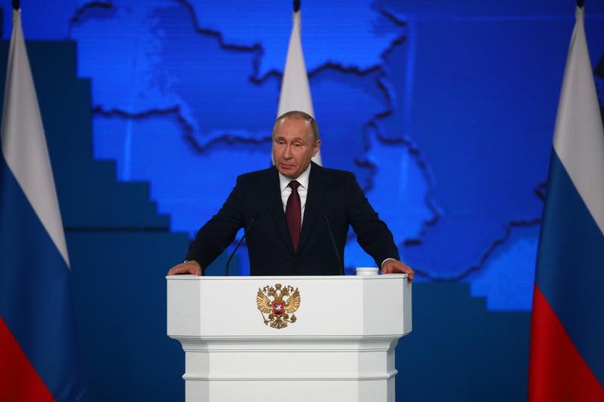 «Желание президента России расширить список персонажей звериной политики за счет „подхрюкивающих сателлитов“ США выглядит своевременным, но явно недостаточным. Потому что внешнеполитический животный мир очень разнообразен и достоин более подробного и, разумеется, идеологически выверенного описания.