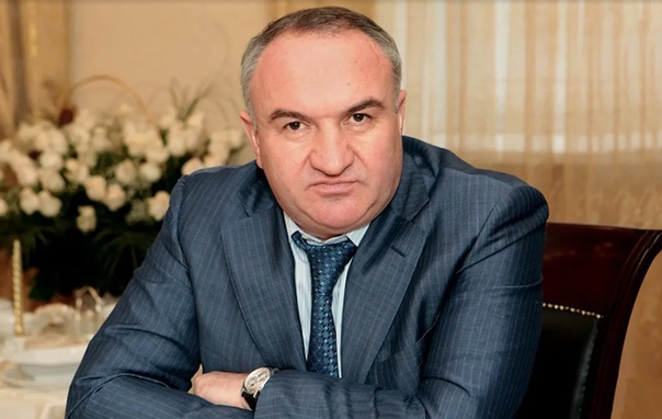 Следственный комитет предъявил советнику гендиректора «Газпром межрегионгаза» Раулю Арашукову обвинение в мошенничестве и создании преступного сообщества