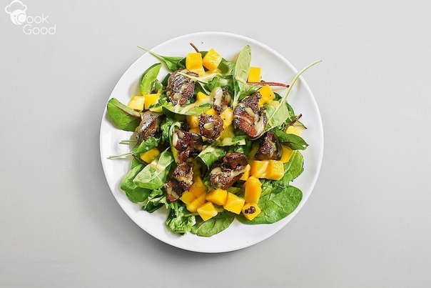 Салат с куриной печенью, медом и манго 