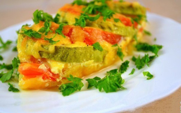 Запеченные кабачки и помидоры с сыром.