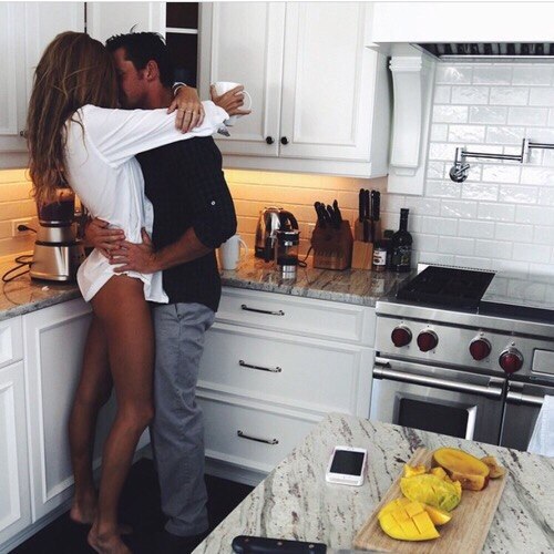 Женщина раскрывается во всей своей красе только тогда, когда рядом с ней надежный муж, за которым она, как за каменной стеной. Иначе ее душа начинает «каменеть». И мужчина со своей стороны преображается, если рядом с ним находится кроткая и заботливая жена. Супруги, правильно выполняющие свою роль в семье, могут реально изменить или исправить другого. Мужчина, будучи мужественным, делает супругу женственной. Жена, будучи женственной, может сделать мужа главой своей семьи.