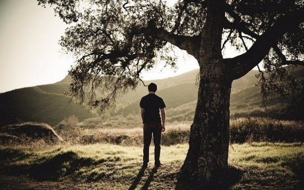 Не говорите, что у вас всё хорошо - не злите людей. Не говорите, что у вас всё плохо, и как вам трудно - не радуйте врагов. И вообще: меньше говорите, пусть окружающие спят крепче.