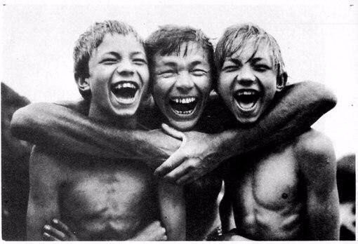 Иногда дружба просто заканчивается. Без предательства, без ссор и без причин — просто вы становитесь разными и каждый идет своим путем. С годами круг друзей становится всё уже. Но те, кто остаются, уже не просто друзья, а родные люди