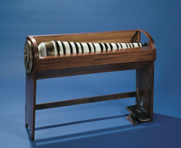Стеклянная гармоника (Glass harmonica, hydrocrystalophone, simply armonica) — редкий музыкальный инструмент, состоящий из стекляных полусфер различного размера, нанизаных на металлический стержень, укрепленный в ящик-резонатор с водой и уксусом таким образом, что сферы лишь наполовину в него погружены.