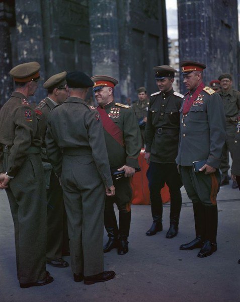 Георгий Жуков, Константин Рокоссовский, Бернард Монтгомери (спиной). Берлин, 1945 год
