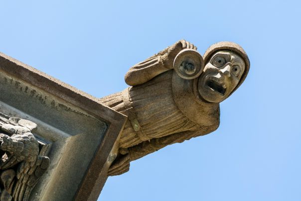 Гаргулья, также гаргуйль (фр. gargouille) и горгулья