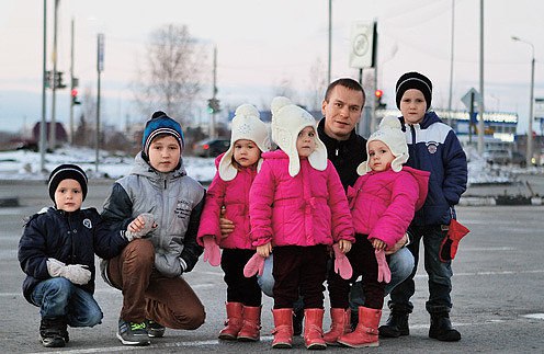После смерти жены он в одиночку растил 6 детей. Только взгляните, КАК его отблагодарила судьба! 