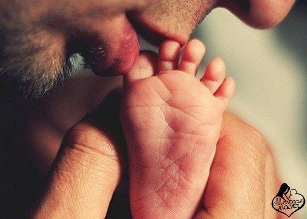 Каждый может просто стать отцом… Это всё по-разному бывает. Кто-то после станет подлецом, кем он был — ребенок не узнает… Ну, а кто-то знает ночь без сна, что такое боль детей он знает… Счастье их — всегда его весна… И таких лишь называют! 