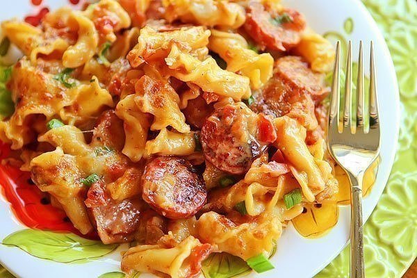 Паста с пряными колбасками 