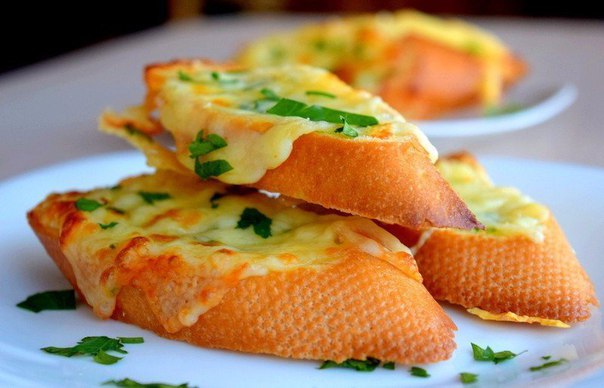 БУТЕРБРОДЫ С ЧЕСНОКОМ И СЫРОМ 