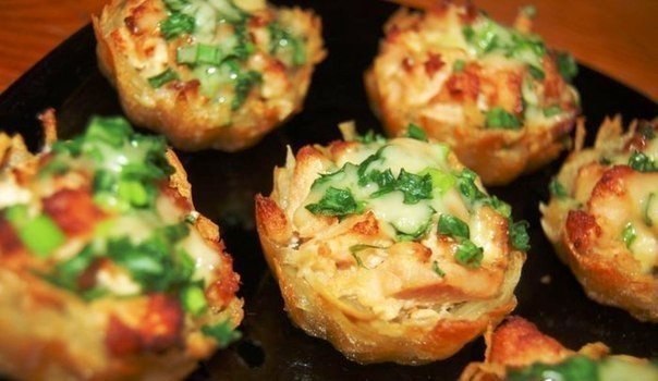 Тарталетки из картофеля с куриным филе под чесночно-сырным соусом 
