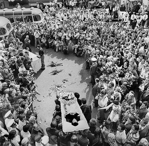 На похоронах Владимира Высоцкого. 28 июля 1980 года.