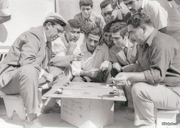 Юрий Никулин играет в нарды. Баку, 1968.
