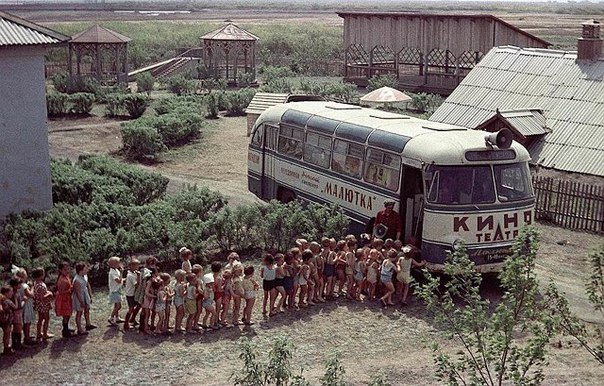 Очередь в автобус-кинотеатр 