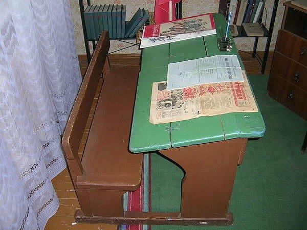 Сидели за такой партой