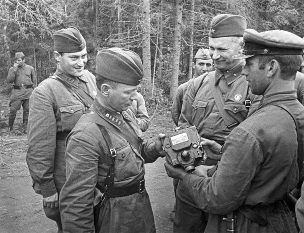 Фронтовые корреспонденты Михаил Шолохов, Евгений Петров и Александр Фадеев осматривают приборы, снятые с подбитого фашистского танка. 1941 год.