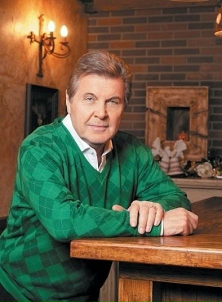 1 февраля 1942 года родился Лев Валерьянович Лещенко— советский и российский эстрадный певец. Народный артист РСФСР (1983). Полный кавалер ордена «За заслуги перед Отечеством».