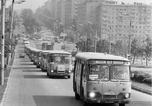 Колонна автобусов везет детей в пионерский лагерь, 1982 год