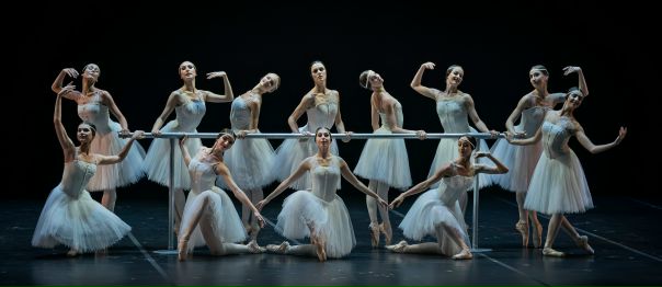 Берлинские гастроли труппы в самом разгаре. Сегодня и завтра на сцене Театра на Потсдамской площади наши артисты танцуют спектакль 