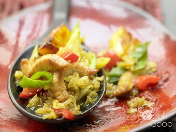 Жареный рис с куриным мясом и ананасом 