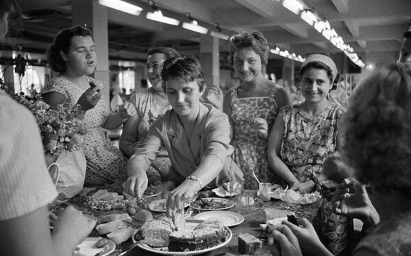 Справляют день рождения в цехе. 1964 год.