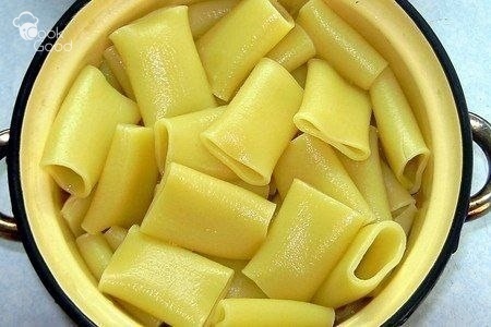 Фаршированные канеллони, запеченные с сыром 