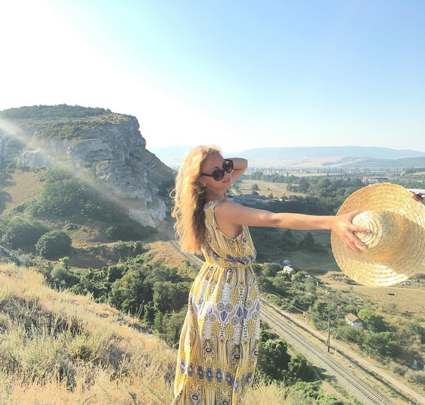 Сегодня празднует день рождения артистка труппы Александра Смоленцева.