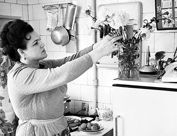 Людмила Зыкина дома на кухне. 1970 год.