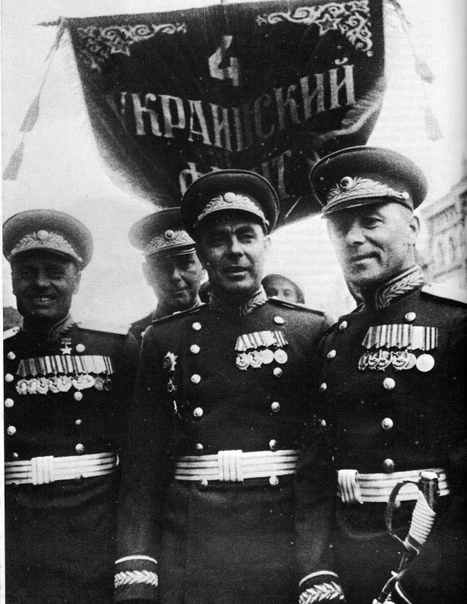 Начальник политуправления 4-го Украинского фронта генерал-майор Леонид Ильич Брежнев (в центре), будущий руководитель СССР в 1964-1982 годах, во время Парада Победы.