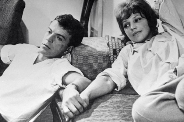 В 1964 году на съемках фильма «Хоккеисты» у Э.Леждей, игравшей жену главного героя, начался роман с В.Шалевичем. Актеры были вместе около двух лет. До ЗАГСа Эльза с Вячеславом так и не дошли. Расстались. Но и после расставания надолго остались хорошими друзьями, готовыми поддержать друг друга в трудные минуты.