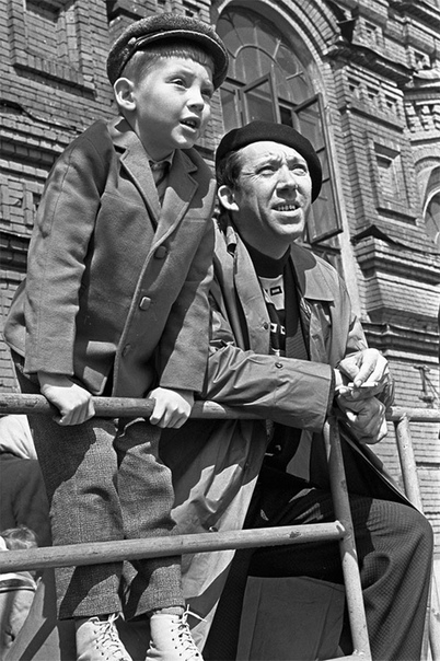 Юрий Никулин с сыном Максимом на Красной площади. 1963 год.