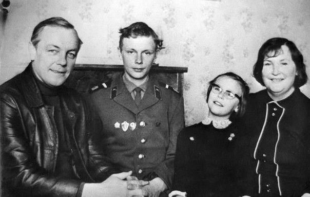 Кирилл Лавров с женой Валентиной, сыном Сергеем и дочкой Машей.