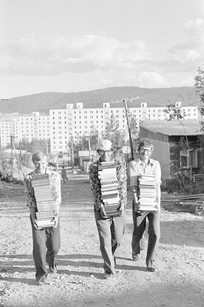 Молодые строители БАМа перебираются на новую квартиру. 