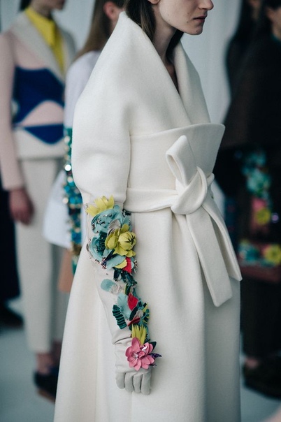 Невероятные детали в моделях Delpozo