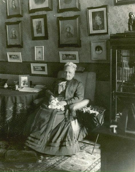 Смольный институт благородных девиц Санкт-Петербурга, (1764-1919) - первое в России государственное женское учебное заведение, положившее начало женскому образованию в стране. 