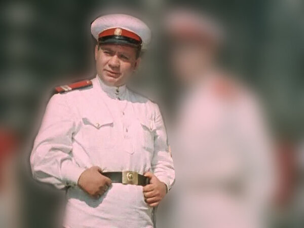 Узнали актёра Думаю да, ведь он принес нам не мало замечательных фильмов со своим участием! Но вот какой это фильм, вы знаете Это тоже комедия и достаточно популярная,надо сказать. В кинотеатрах её увидело более 34 миллионов советских зрителей! 