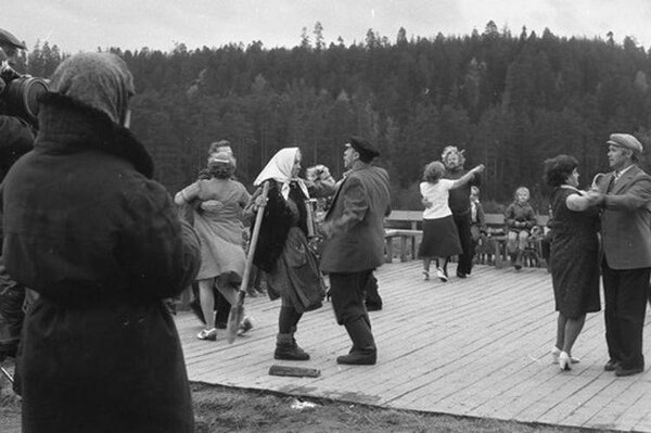 Интересный факт: Баба Шура - Наталья Тенякова и Дядя Митя - Сергей Юрский и в жизни муж и жена. Это одна из самых интеллигентнейших пар Санкт Петербурга... 