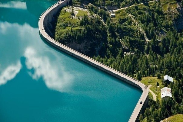 Плотина в Trentino. Италия.
