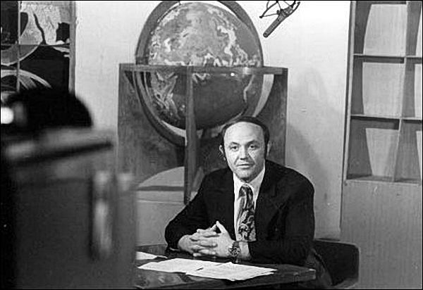 В 1973 году после смерти первого ведущего телепередачи «Клуб кинопутешественников» Владимира Шнейдерова, Юрия Сенкевича по рекомендации Владимира Ухина (диктор Центрального телевидения, заслуженный артист РСФСР)  пригласили вначале принять участие, а позже стать ее постоянным ведущим. Таким образом, Юрий Сенкевич стал бессменным ведущим передачи. А так как он не мог оставить свою научно-исследовательскую деятельность, то продолжал совмещать работу на телевидении и науку, работая в институте в качестве заведующего отделом научно-медицинской информации.В работе ведущего ему помогала феноменальная память. Во время работы Сенкевич брал сценарий, читал его один раз – и произносил по памяти все в прямом эфире. Кроме того, он обладал талантом рассказчика, и буквально «втаскивал» зрителя в кадр, чтобы тот мог почувствовать себя стоящим на горячем песке или на обжигающем ветру. Юрий пользовался огромной популярностью, его постоянно караулили у дома поклонницы, признавались ему в любви, просили автографы, дарили цветы. В месяц от телезрителей Сенкевичу приходило около двух тысяч писем, ему писали даже дети.