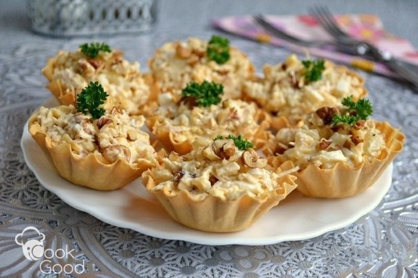 Салат с курицей и ананасом в тарталетках. 